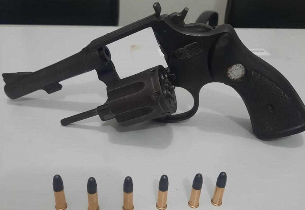 frentista-invade-casa-do-ex-namorado-e-acaba-presa-com-revolver-apos-quebradeira