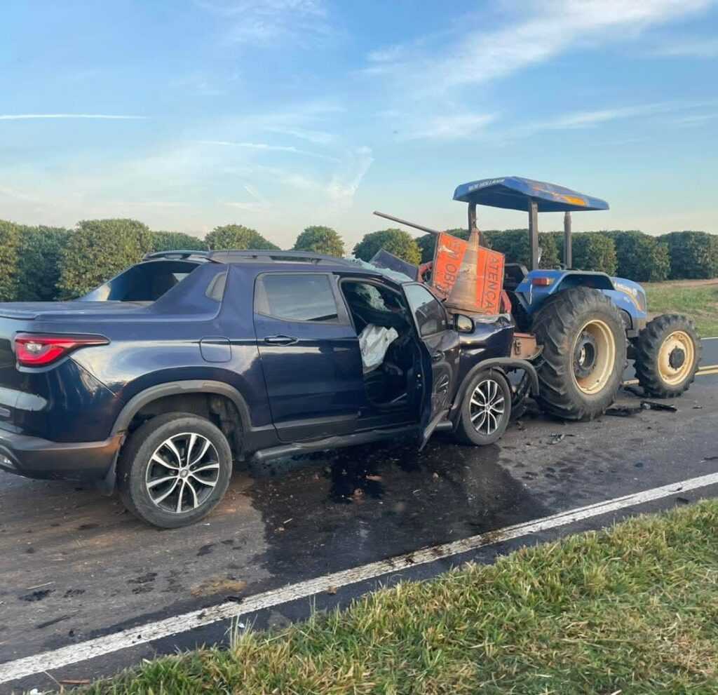 fiat-toro-atinge-trator-e-fica-destruido-em-garca;-condutor-escapa-ileso