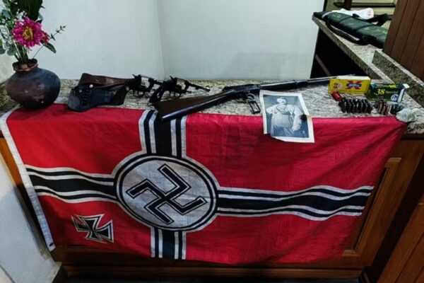 Homem é detido no RS com bandeira nazista e foto de Hitler na geladeira homem-e-preso-no-rs-com-bandeira-nazista-e-foto-de-hitler-na-geladeira