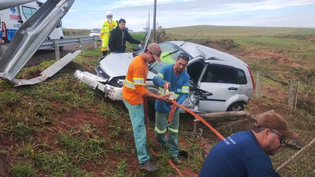 mulher-fica-gravemente-ferida-em-acidente-com-defensa-metalica-na-sp-294