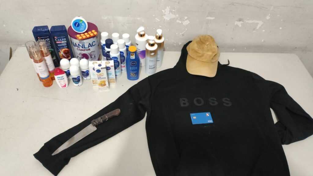 mulher-invade-farmacia-armada-com-faca,-ameaca-funcionaria-e-rouba-estabelecimento