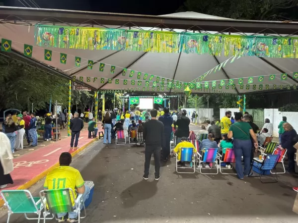 salto-grande-reune-grande-publico-no-salbodromo-para-estreia-do-brasil-na-copa-do-mundo