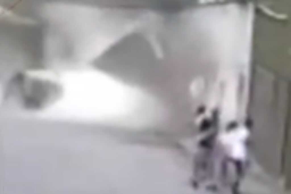 Veja momento em que ex-jogador do Botafogo é atingido por muro no Rio veja-momento-em-que-ex-jogador-do-botafogo-e-atingido-por-muro-no-rio